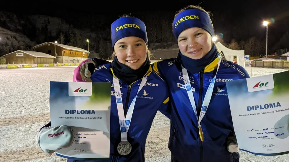 Ella och Minna Turesson efter första dagens tävlingar i Ramsau som slutade med ett guld och ett silver för syskonen från OK Renen. 