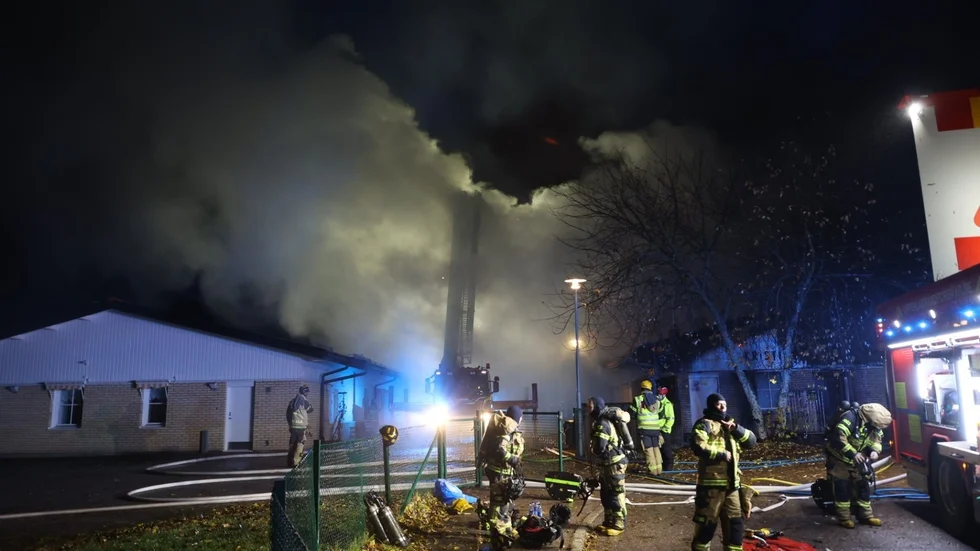 Delar av Kristinelundskolan förstördes i den anlagda branden. Nu åtalas två unga män. 