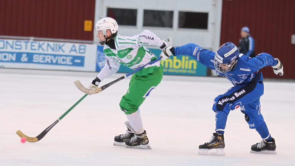 Västerås SK:s guldskytt från i fjol, Viktor Spångberg, kunde hålla de gamla lagkamraterna i IFK Motala, här Philip Florén, bakom sig på LMT arena. Kvalserien kommer närmare för IFK efter att övriga resultat gått emot på lördagen.