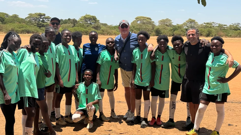 Mikael Petersson och Andreas Jakob är båda engagerade i verksamheten Chiparamba, en organisation som ger barn i Lusaka, Zambia, möjlighet att gå i skolan och spela fotboll.