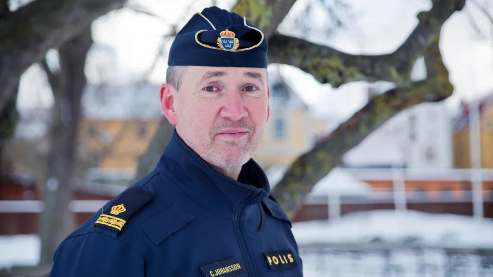 Innan Conny Johansson blev polis var han bland annat FN-soldat och jobbade i kundtjänst. De erfarenheterna har varit bra att ha med sig i polisyrket.