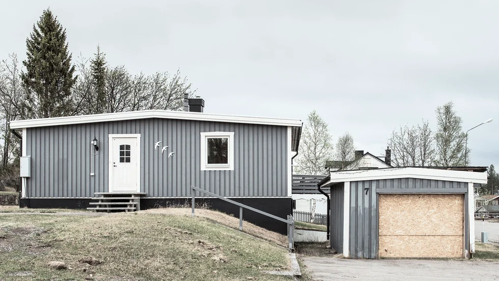 Erik Holmstedt har sedan 1968 dokumenterat sin gamla hemstad Malmberget som snart inte finns kvar. Nu släpper han fotoboken "Malmberget" där han porträtterat samhällets byggnader som berättar om de mellanrum som skapats och liv som en gång levts. På bild Götgatan 7.