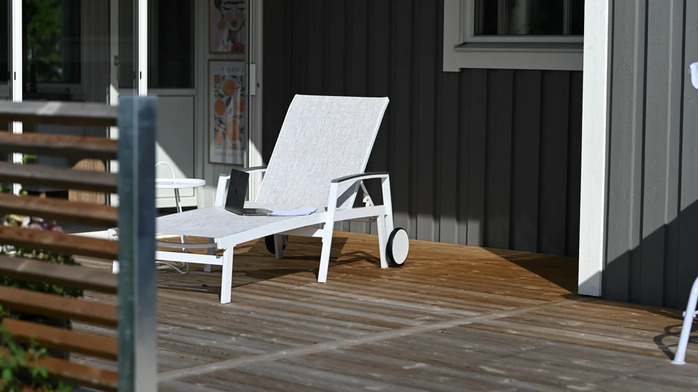 Det känns sorgligt att sitta i en källare när man kan jobba utomhus, när vädret tillåter. Men den pratglada grannen har fått krönikören att ifrågasätta hela sitt yrkesliv.