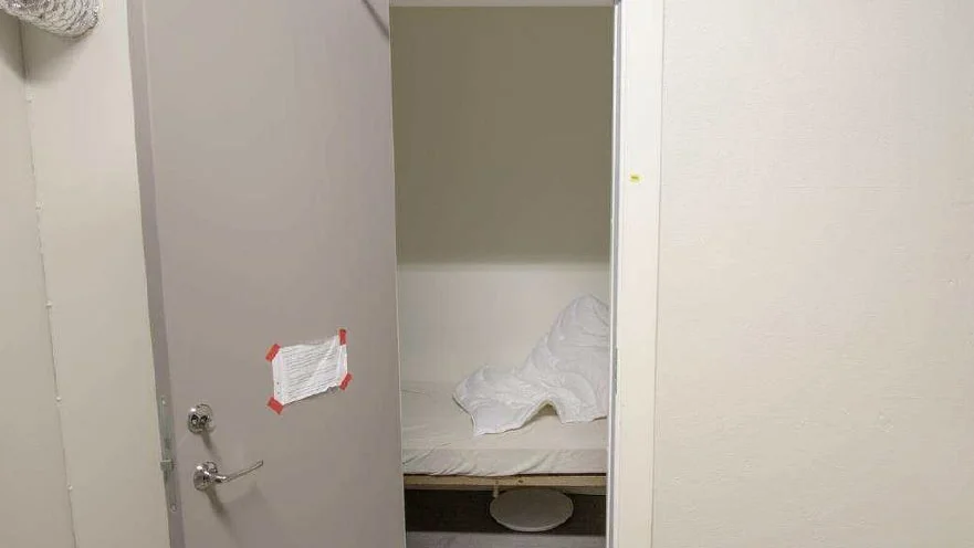 Händelsen utspelade sig i ett vilorum efter en julfest på flygflottiljen.