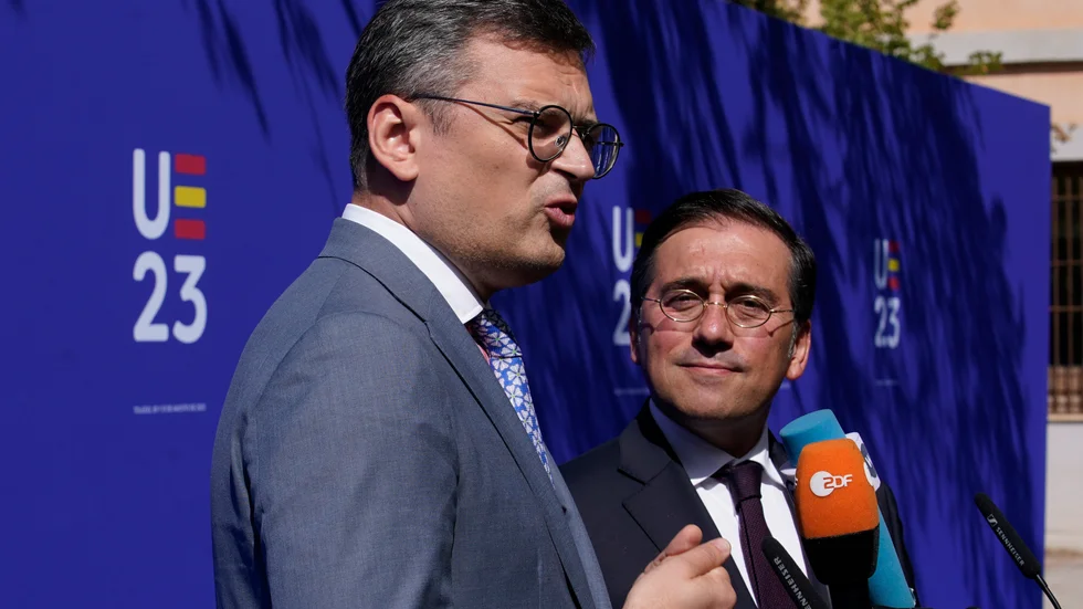 Ukrainas utrikesminister Dmytro Kuleba talar till journalister i Toledo, tillsammans med Spaniens utrikesminister José Manuel Albares.