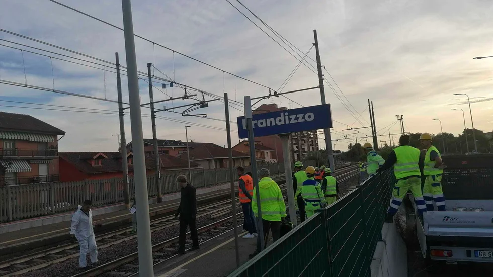 Brandmän med flera i arbete på tågspåret i Brandizzo där dödsolyckan skedde.