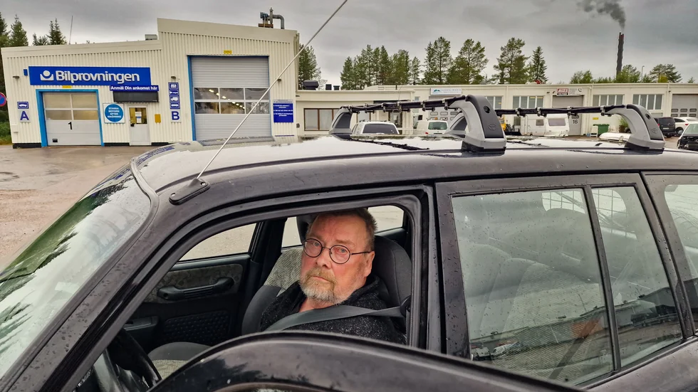 Kjell Johansson är trött på problemen på Bilprovningen i Gällivare. "Det var samma sak ifjol, men i år är den ännu värre. Jag tycker inte att de lever upp till sitt åtagande.", säger han. 