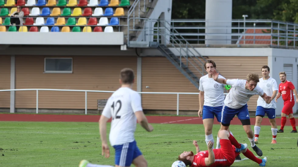 Ärlaspelarna fick KSK-spelarna på fall. Här blir Albin Karjalainen nerdragen med en missad hemmastraff som följd.