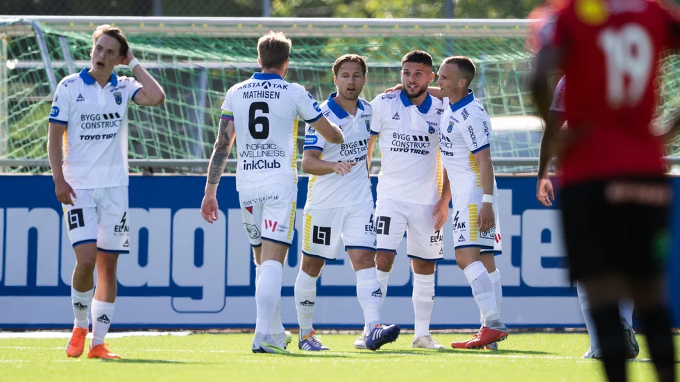 Edi Sylisufaj, tvåa från höger, klappas om efter mål borta mot BP. Den matchen var en av få som Siriusanfallaren fått starta i allsvenskan denan säsong.