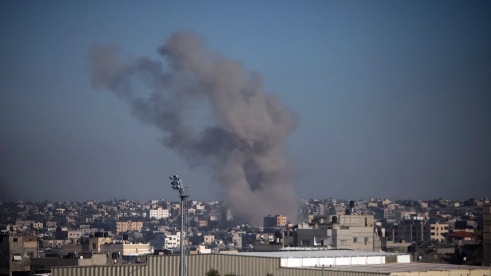 Rök stiger över Khan Yunis i södra Gazaremsan efter en israelisk attack för snart en vecka sedan. Israel har nu uppmanat till evakuering av delar av staden.