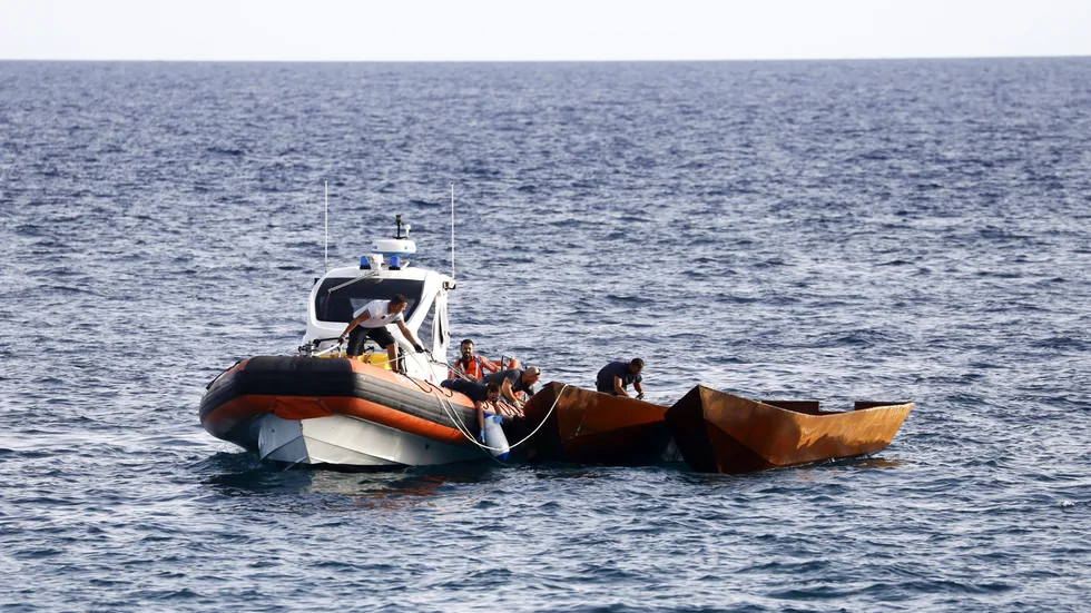 GRÄNS. EU:s kustbevakning Frontex har i många fall fått uppdraget att rädda liv på ett stormigt hav.