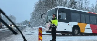 Buss orsakade totalstopp på länsväg – misslyckat bärgningsförsök
