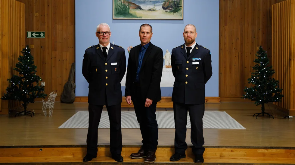 Avtackade: i samband med TVK Log julavslutning den 14 december i Johanneskyrkan i Boden avtackades Torbjörn Jonsson av FV Robert Wikström (till vänster) och av C TVK Log Ola Hansson (till höger).