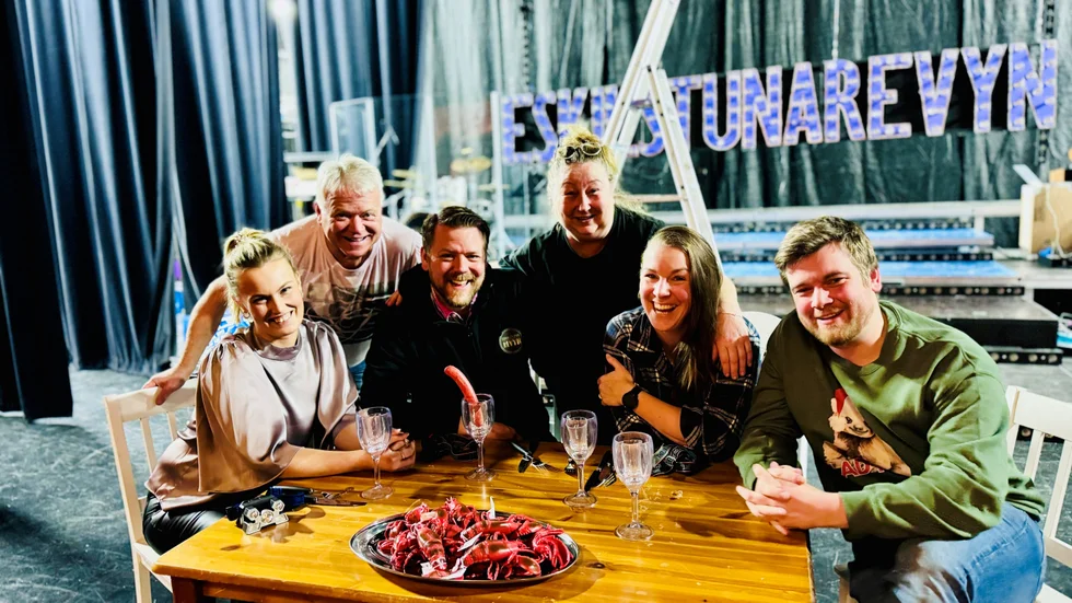 Mathilde Stavehaug, Åke Sandén, Anders Stark, Lena Sirrewius, Kajsa Andersson-Berg och Adam Bromée repar sketcher om allt från elpriser till kräftor men även en del gamla favoritnummer från förr inför den kommande jubileumsshowen. 