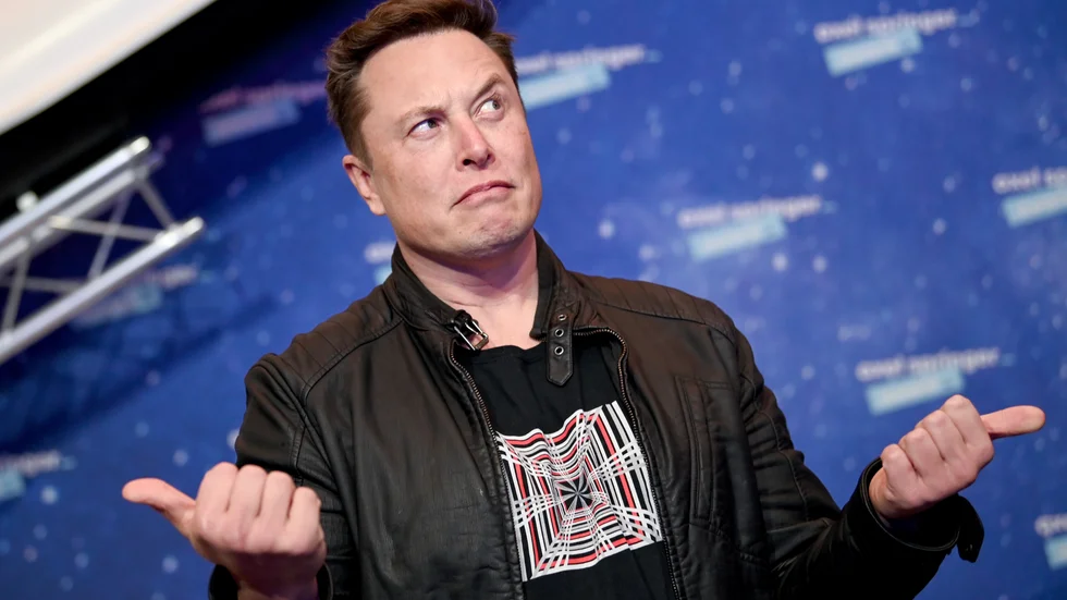 Elon Musk äger både Tesla och X, vilket kanske har påverkat sociala medier-plattformens agerande.