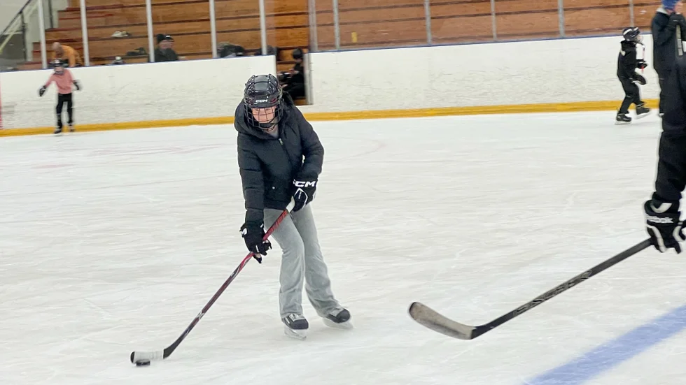 Lily Paiho berättade att hon spelar ishockey i föreningens flicklag och är inne på sitt andra år. Hon tycker det är tråkigt när människor säger att det är en killsport "Det är en sport för alla" säger Lily.