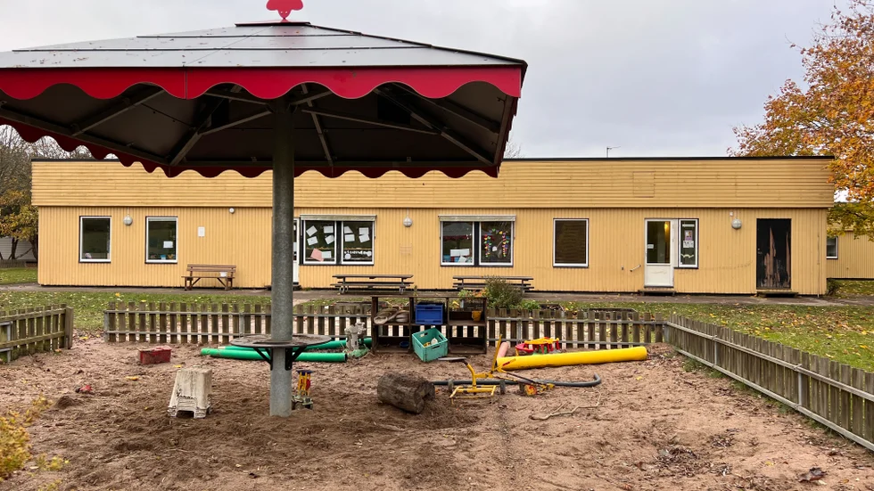 Den planerade renoveringen av förskolan Gullvivan, mot en kostnad om 19,6 miljoner kronor, kanske inte blir av. Från förvaltningens sida föreslår man en rivning av fastigheten, för att sedan bygga upp den på annan plats.