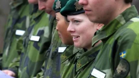 En i raden. Angelica Malmros ser fram mot fortsatta kontakter med försvaret. Vem vet, kanske blir det en karriär så småningom! Foto: Rolf Jönsson