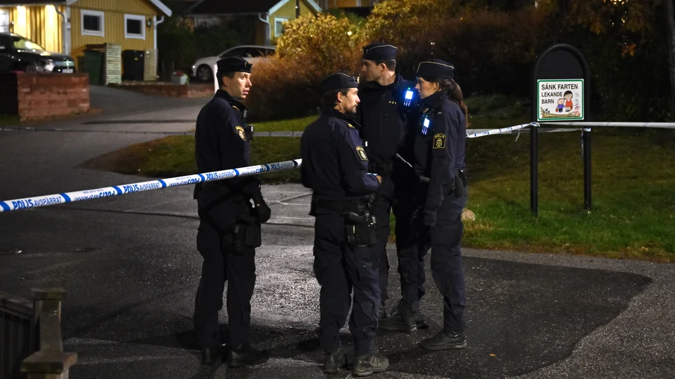 Polis på plats vid området i Nacka efter explosionen.