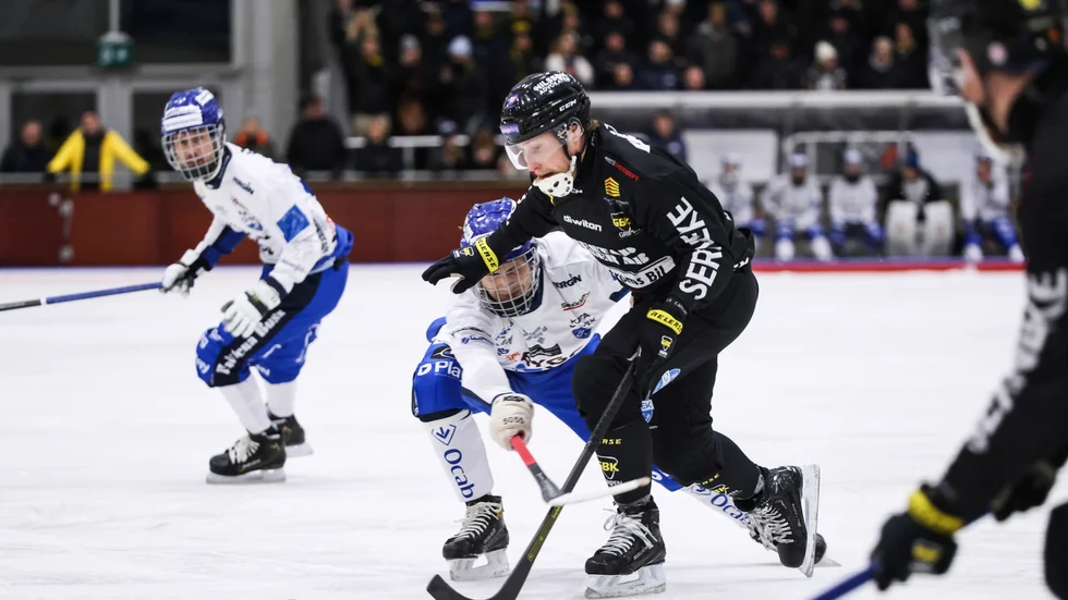 IFK Motalas Albin Rohlén och Gripen-Trollhättans Ilja Grachev i kamp under bandymatchen i elitserien i Slättbergshallen. Vem var bäst i IFK? Rösta på sajten.