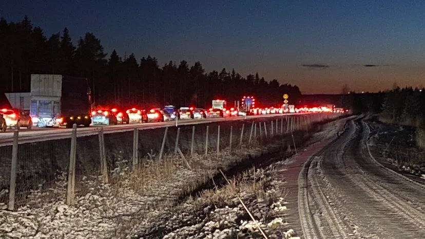 En trafikolycka på E4 vid Antnäs orsakade långa bilköer på tisdagseftermiddagen.