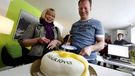 Klöver-tårta. Vd Roger Albrecht berättade att man är på gång att anställa ytterligare en person, när Centerpartiets Eva Nypelius i går gav utmärkelsen "Guldklövern" till städföretaget.foto: Henrik Radhe