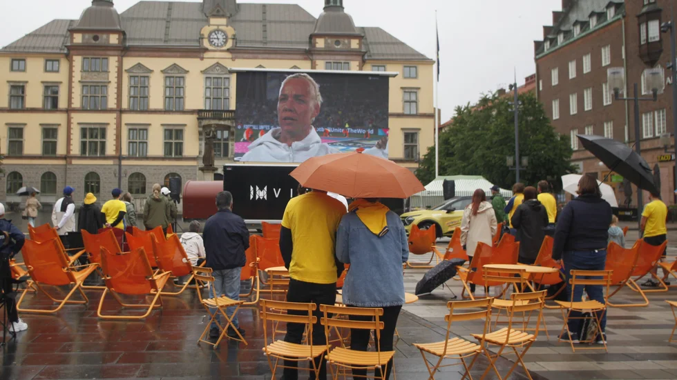 Under nationalsången ställde publiken sig upp och stämde in i sång.