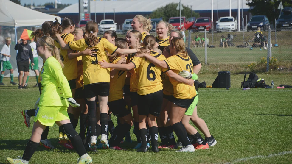 Glada fotbollsspelare under sommarens Bullerby Cup. Men debattören vill lyfta de barn som saknar organiserad fysisk aktivitet på fritiden, och hur kraven på prestation kan vara en orsak.