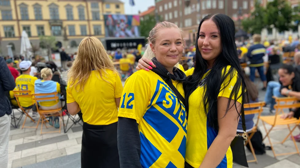 Sanna och Sandra från Eskilstuna har tagit sig till Fristadstorget för att heja fram Sverige.