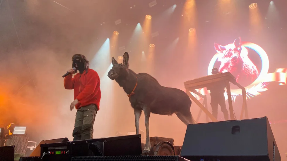 Det var fullt ös framför scenen när norrländska storheterna Hooja och DJ Mårdhund spelade på torsdagskvällen.