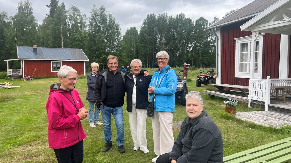 Glada Kuriren-Veteraner på räkkryssning i Luleå skärgård med MS Laponia. Här landstigning på Junkön. Fr.v: Gun-Britt Andersson, Anders Källman, Solveig Lövgren, Inger Anundby och Marianne Westin.