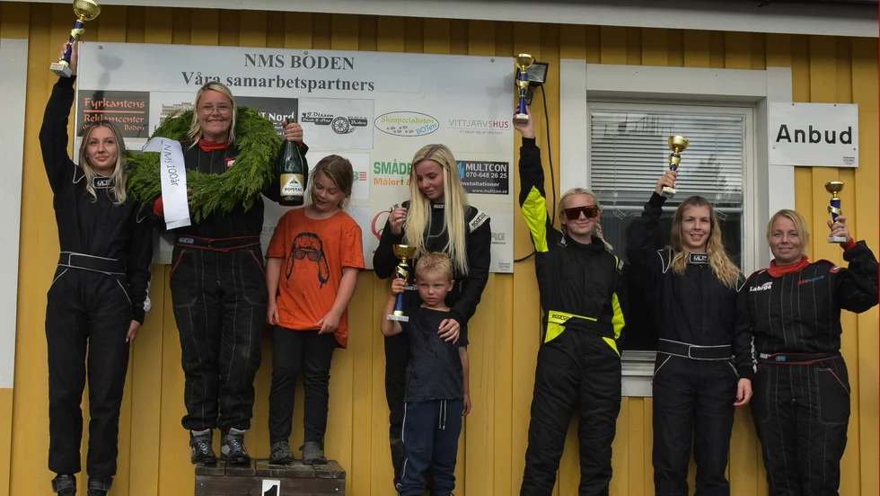Under helgen tog Jennika Jennerfors (tvåa från vänster) sin 160:e vinst i folkrace.