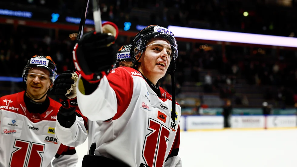 Leo Carlsson har kanske jublat för sista gången på ett bra tag inne i Saab Arena. Nu är målet klart siktat mot NHL och Anaheim Ducks. 