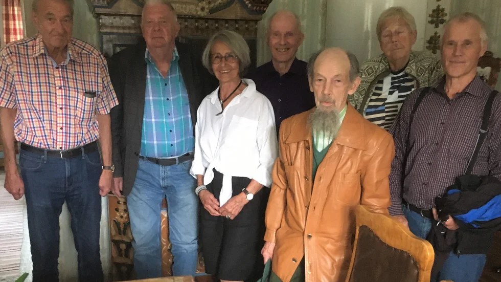 De samlades för en klassåterträff. Från vänster: Krister Degermark, Håkan Södersten, Anita Larsson, Hasse Nilsson, Signar Stenlund, Inger Killmey och Bengt Lundmark. Saknas på grund av sjukdom gör Ulf Dahl (som troget varit med alla andra gånger).