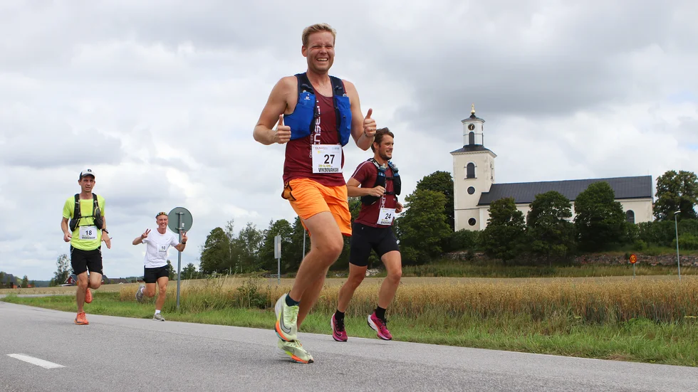 Herrarnas tätklunga vid Kuddby kyrka efter nästan en mils löpning. Galen Mack, Akexander Söderholm, Markus Hahlin och slutsegraren Emil Kalered från OK Denseln.
