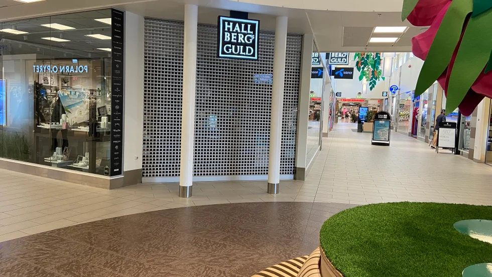 Hallbergs guld utsattes för en rån vid 19.20-tiden på fredagskvällen. Dagen efter rånet höll butiken stängt men öppnades igen på söndagen.