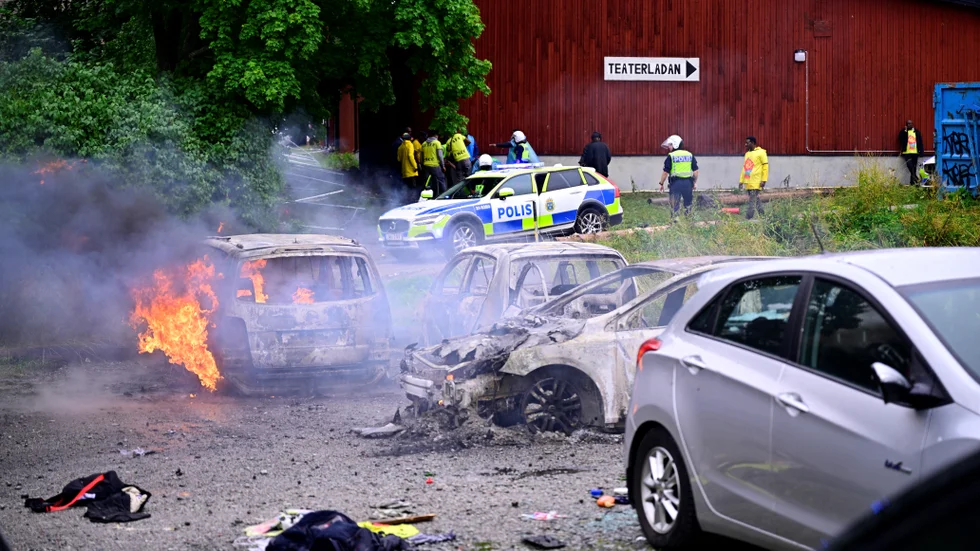 52 personer samt tre poliser ska ha skadats efter sammandrabbningen mellan festivaldeltagare och motdemonstranter vid den eritreanska kulturfestivalen på Järvafältet i Stockholm.