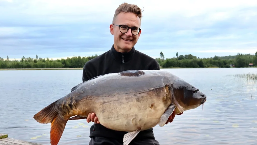 Joakim Thuresson fångade den 17,8 kilo stora karpen i Ånglegöl.