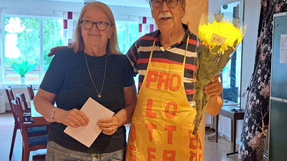 Folke Bergman i PRO Björkskatan är en av landets bästa försäljare av lotter. Nu prisas han av föreningen för sin insats.