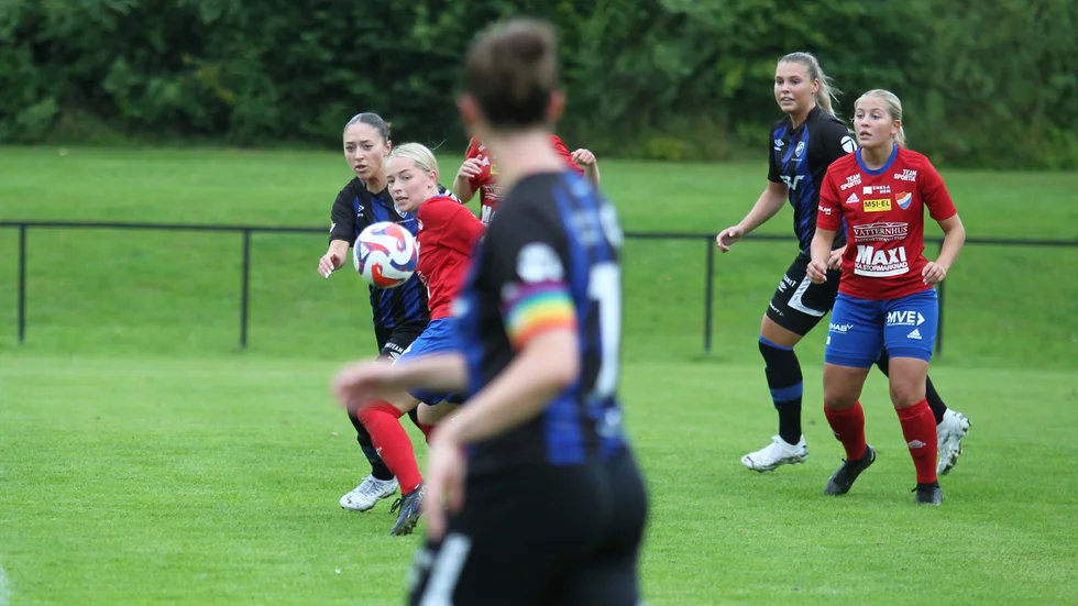 Isa Lindman och de andra i Boren har det tufft i division 2-fotbollen. Arkivbild.