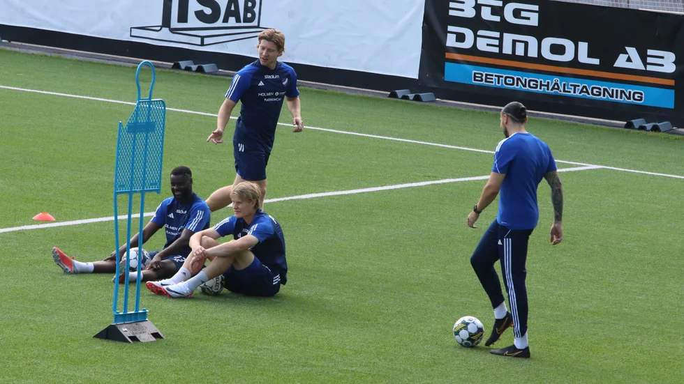 Alexander Fransson joggar förbi Maic Sema och Andri Gudjohnsen.