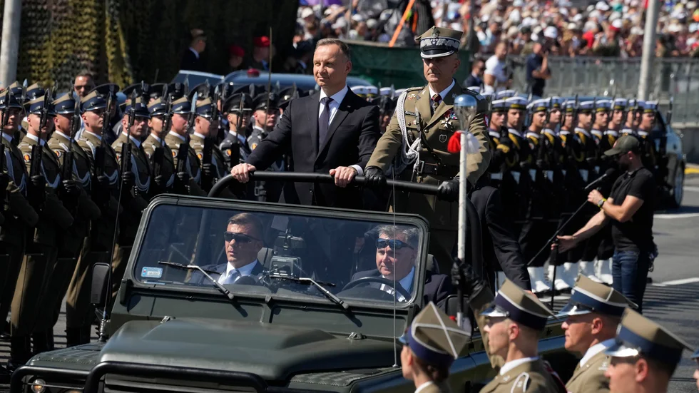 Polens president Andrzej Duda anländer till militärparaden i Warszawa.