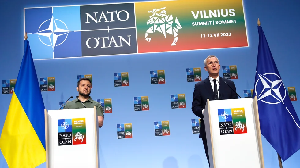 Ukrainas president Volodomyr Zelenskyj och Natos generalsekreterare Jens Stoltenberg vid Natos toppmöte i Vilnius i juli. Arkivbild.