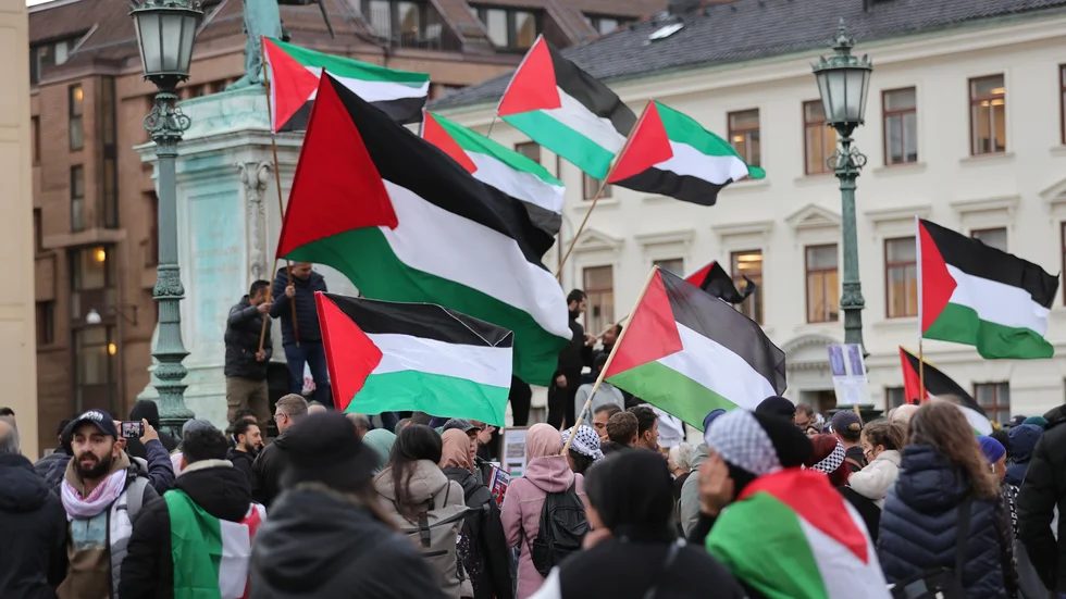 Skribenten tycker att Sverige ska ompröva sin ställning till Palestina.