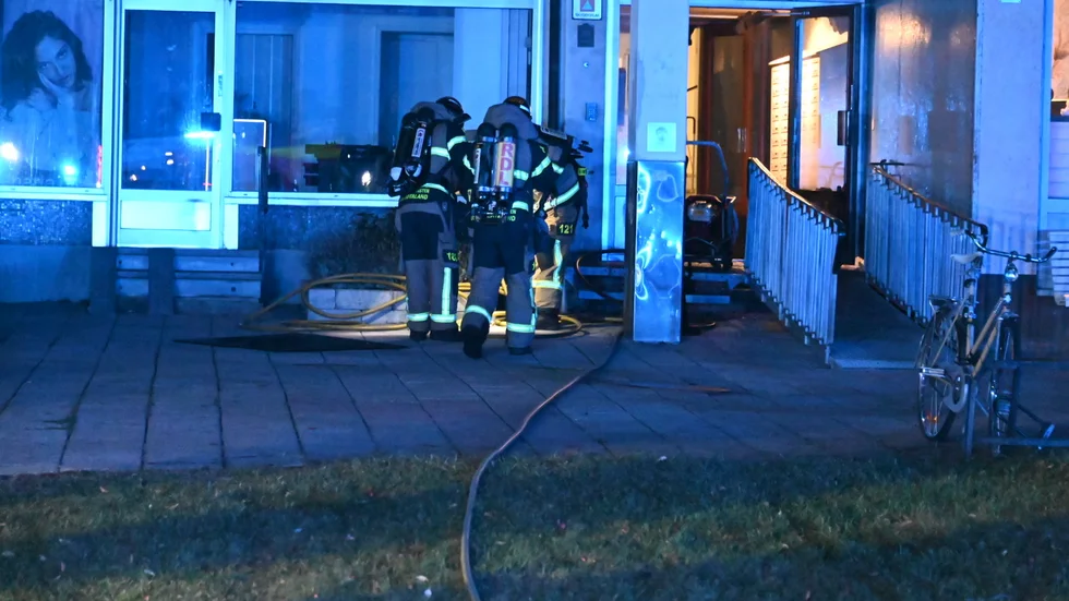 Utryckning under natten efter larm om brand och smäll i Norrköping.