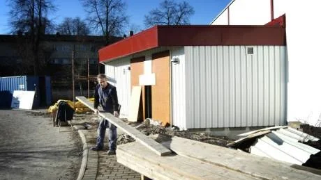 En ny lokal för returhantering byggs vid Gamleby centrum. Det ger möjlighet för butiken Saker och Ting att få en annan lokal samtidigt som Ica Supermarket kan bygga ut och få en ny entré. FOTO: HANS BRANDIN