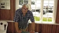 Claes Folkeson berättar om det arbete som grannarna till den gamla brunnsbyggnaden lagt ner på att snygga upp byggnaden och omgivningarna. Nu är de arga eftersom vattnet i brunnen är hälsovådligt. Inte precis vad man förknippar med en gammal brunnsort. Foto: MATTIAS AHLM