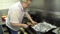Stekbord, pizzaugnar och andra stora elförbrukare gör att Västervikskrögaren Onkel Fred med den senaste tidens chockhöjda elpriser inte längre anser sig ha råd att hålla sin restaurang öppen på kvällstid. Under en period av 20 dagar kring jul hade han öppet tre timmar /dag. Elräkningen blev på 6 000 kronor. Foto: ANDERS LILJEGREN