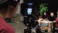 Klart för sändning. Naaman Naaman är fotograf när trailern för debattprogrammet Läget spelas in. I TV-soffan sitter programledarna Casandra Cornelio och Christoffer Liljegren. Medieprogrammet har fått kritik för att man inte utnyttjat den fina, och dyra, tv-studion mer. Foto: MAGNUS GLANS