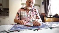 Ingemar Andersson har sysslat med siffror i hela sitt liv. När försäkringskassan inte fått ut pensionsbeskedet i tid hade han åtminstone velat få en formel så han kunde räkna ut pensionen själv. Foto: MAGNUS GLANS